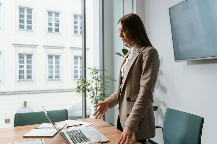 Boss Thinks He Has A Big-Brain Solution By Making Quitting Worker Come In More, But She Just Reads