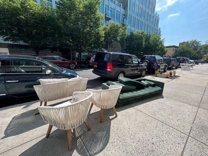 Indoor And Outdoor Seating Sorted In One Stoop!! North 5th Btwn Berry And Wythe