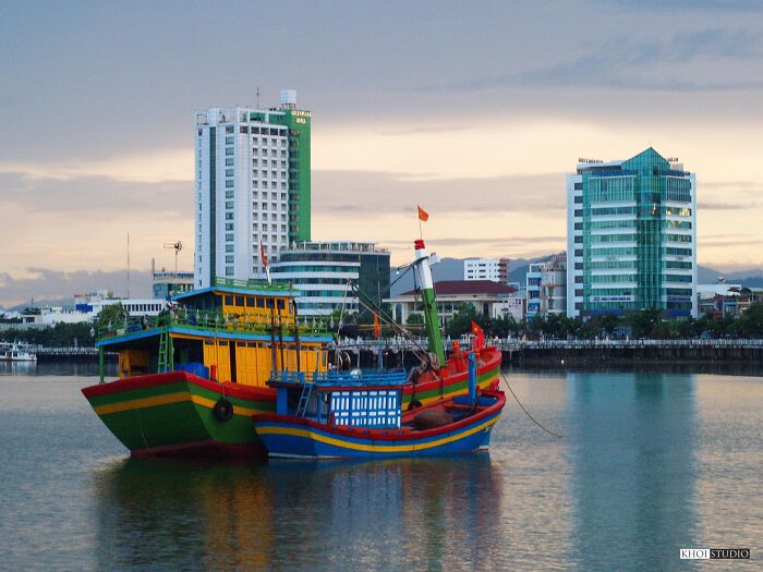 Two Boats Are Moored Side By Side On The Han River In Da Nang