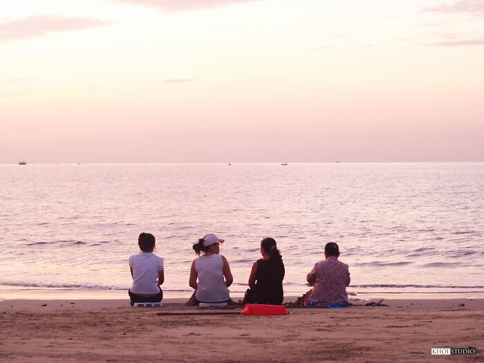 Locals Go To The Sea To Exercise, Resting By The Beach At Dawn