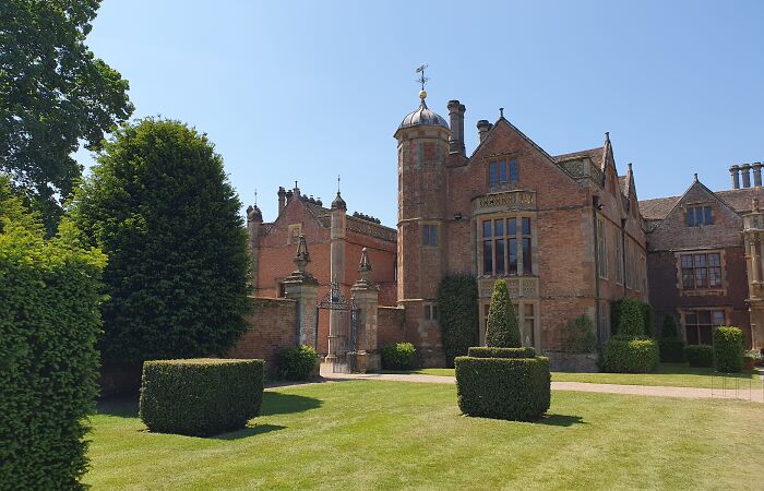 Discover The History And Beauty Of Charlecote Park, Warwickshire (6 Pics)