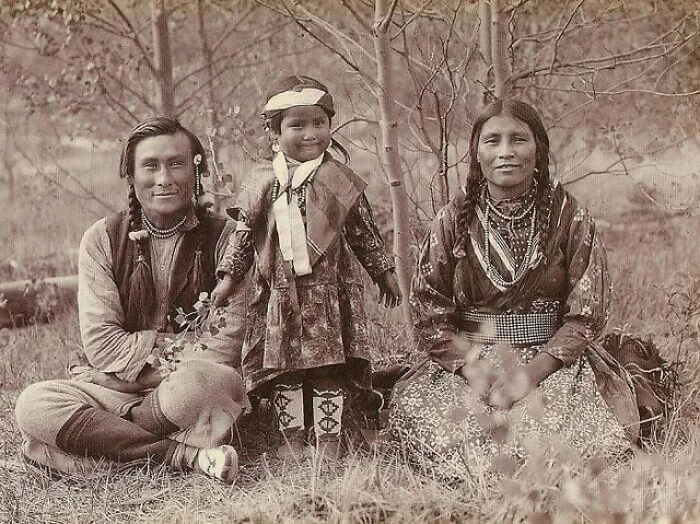 Miembro de la Primera Nación, el guía Samson Beaver con su esposa Leah y su hija Frances Louise, 1907