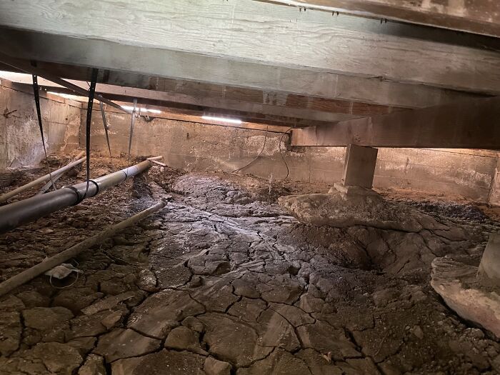 On An Assessment This Week, We Discovered This Home’s Pool Was Often Overflowing, Causing Excess Water To Run Into The Crawlspace. As You Can See, The Crawlspace Has Gaps Between The Mudsill And The Framing Of The Floor Above Which The Water Could Flow In Through. When Dealing With Expansive Soil, It Is Important To Have The Proper Drainage Solution To Mitigate Excessive Settlement As Much As Possible. When These Expansive Clay Materials Do Encounter Water, They Will Swell Up And Excessively Dry Out Causing Shifting To The Structural Components Of The Home