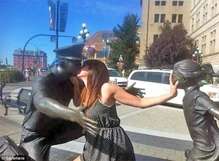 People-Having-Fun-Statues