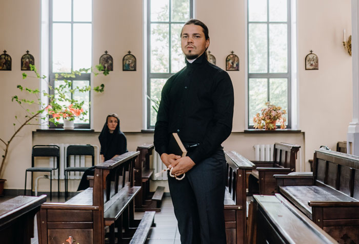 Sister Uses Blackmail To Prevent Her Brother From Proposing While Giving A Speech At Her Wedding