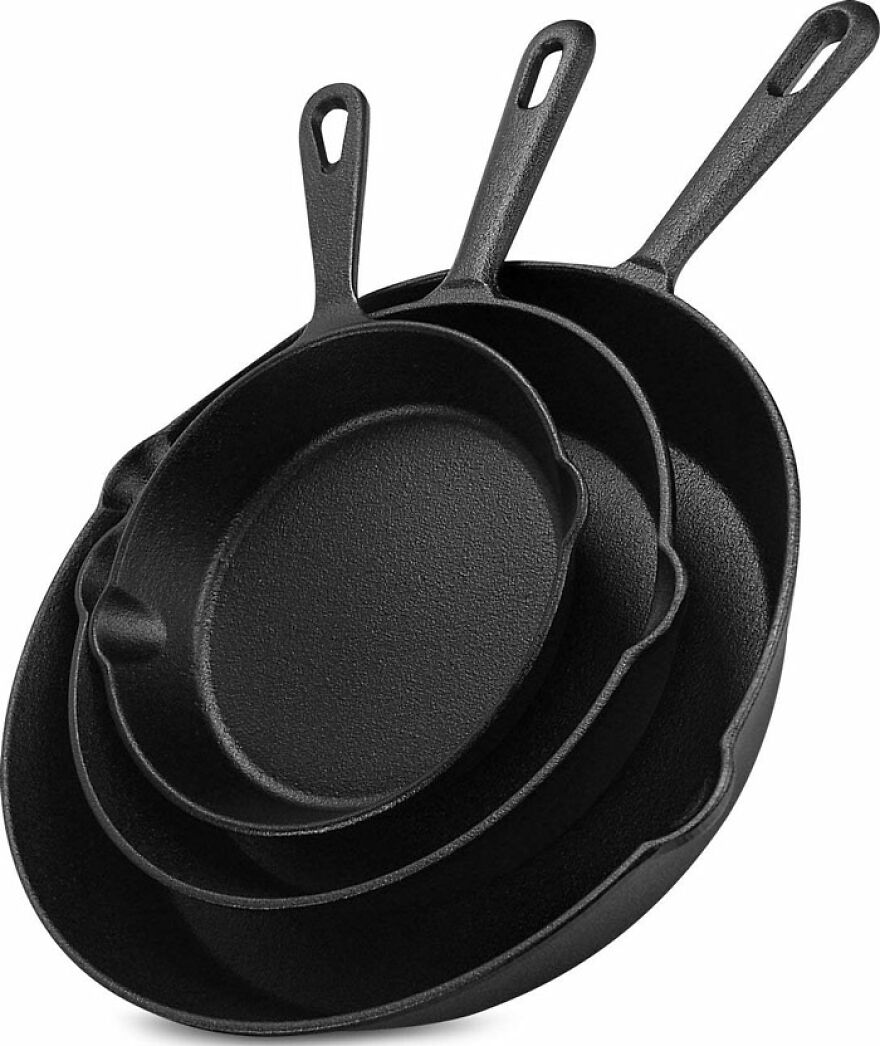 Cast iron skillet pan: Achieve culinary perfection with a trusty skillet for all your vegan frying, sautéing, and stir-frying needs.