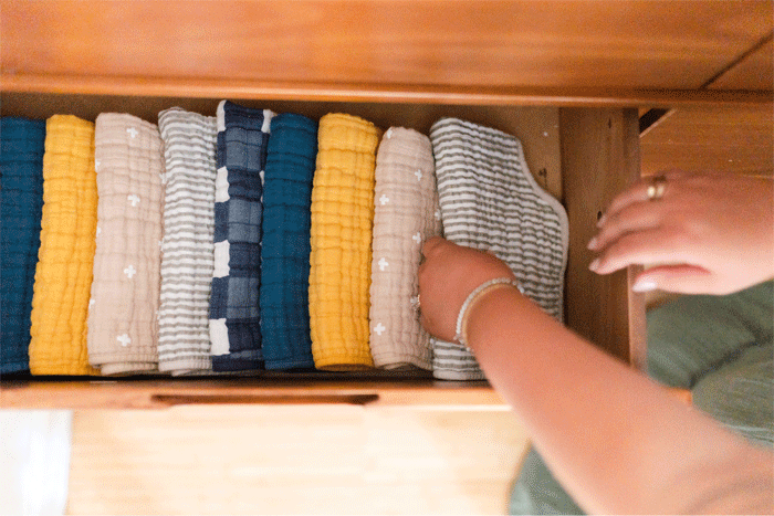 Man’s Mom And Sis Visit His Home And Start Going Through GF's Personal Stuff, She Loses It