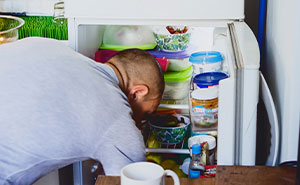 Guy Refuses To Stop Stealing Roommate’s Food, Loses It When They Start ‘Experimenting’ With It