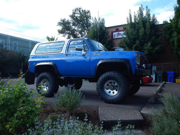 Guy Blocks A Truck That Parked In 4 Spots, Sees Owner Raging And Goes For A Pretzel To Waste Time