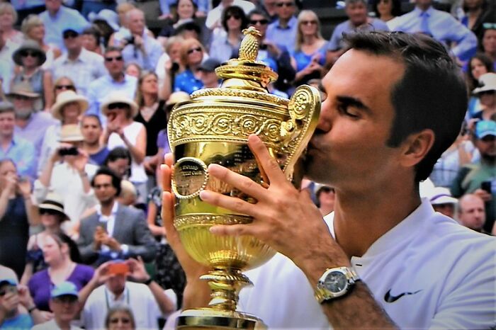 Roger Federer kissing his trophy 