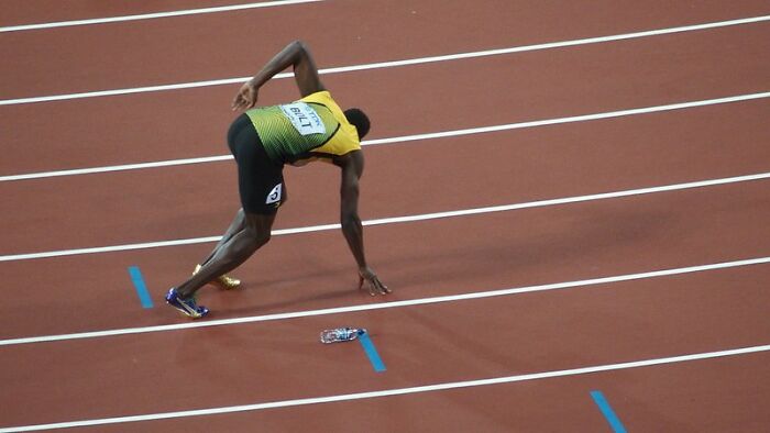 Usain Bolt preparing for the race 