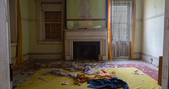 I Captured Images Of An Abandoned House Filled With Old Life-Size Mermaids With A Gruesome Backstory