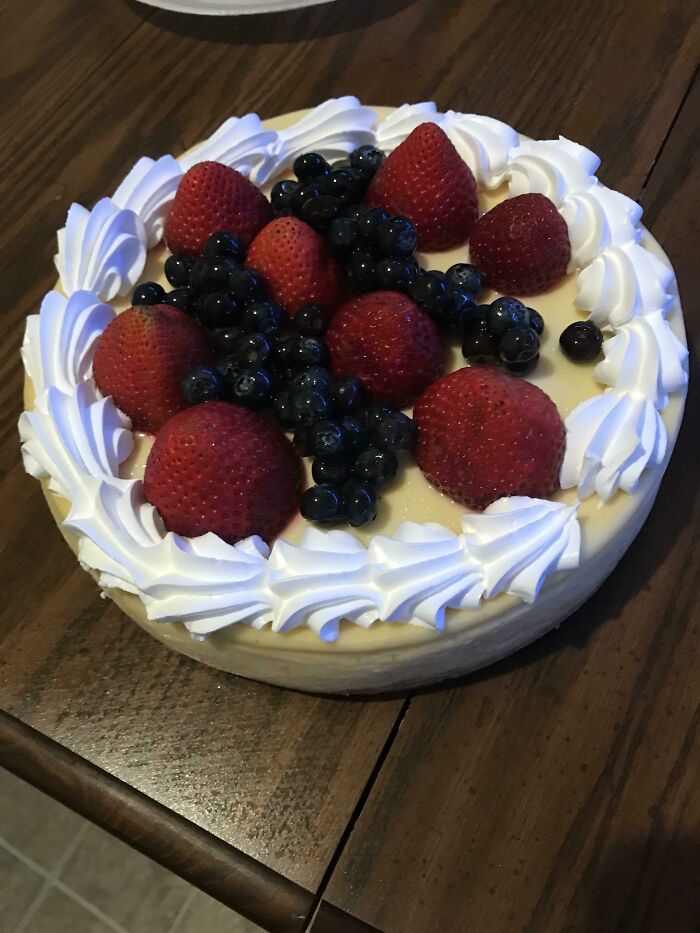 If Your Cheesecake Has Any Cracks: Just “Decorate” It In Fruit