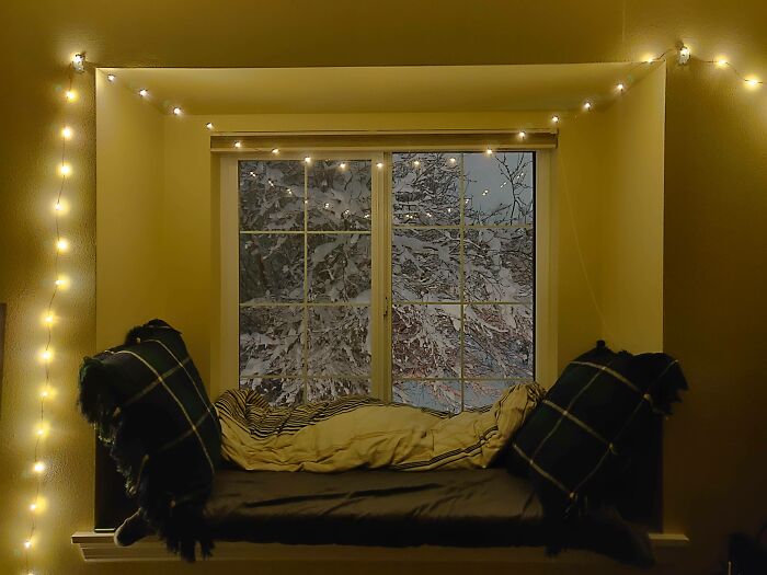 Cizy window nook with hanging lights 