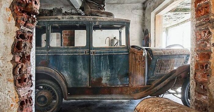 We Have Discovered Dozens Of Antique Cars Left Behind In An Abandoned Factory In Portugal (17 Pics)