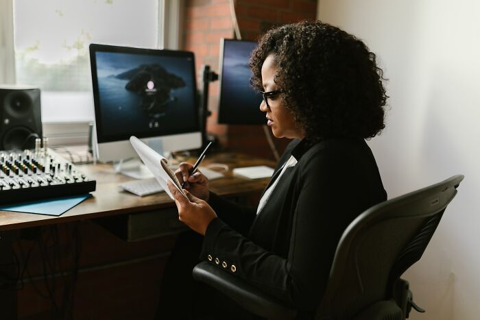 Woman Helps Folks By Sharing Tips On How To Survive The 9-To-5 Workday