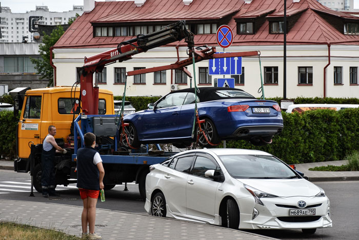 Karma Acts Quick As Parking Spot Thief Faces Consequences For His Extreme Rudeness