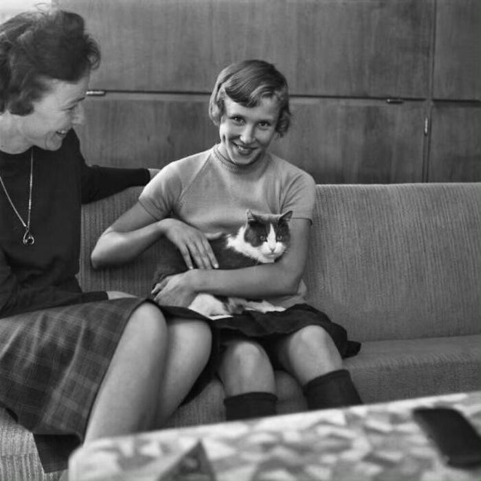 56 Vintage Photos Of Cats Posing With Famous People And Interesting Personalities (New Pics)