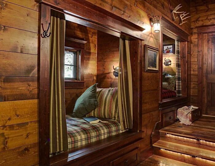 Warm And Cozy Sleeping Nooks In A Beautiful Wood Cabin