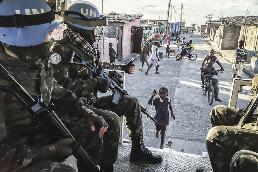 Un Patrol In Cite Soleil By Giles Clarke