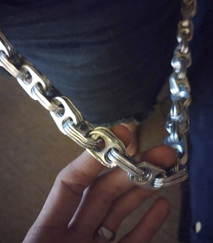 Mi hija se ha hecho una cadena para la cartera con los tiradores de las latas