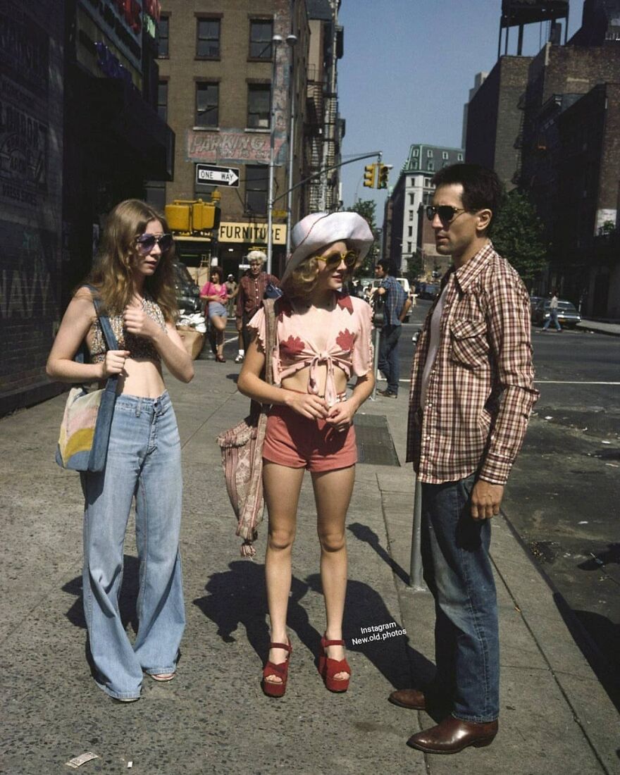 “ Jodie Foster And Robert De Niro On The Set Of Martin Scorsese's Taxi Driver , 1976 ”
facebook " Group "
vintage / History Of Everything & Weird Facts
......................
.
.
.
#taxidriver #70s #jodiefoster #1976 #deniro #martinscorsese #robertdeniro