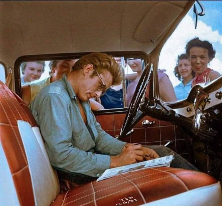 James Dean Signing Autographs For Fans On The Set Of The Film "Giant" (1956) 💫
facebook " Group "
vintage / History Of Everything & Weird Facts
................................... ...............................
.
.
.
.
#giant #1956 #jamesdean #james #1950s #autograph #autographs #thegiant #1956
#filmgiant #fan #50s #fifties #fans #signing #jamesdeangallery #films #actor
...................................
.
.
.
.
.