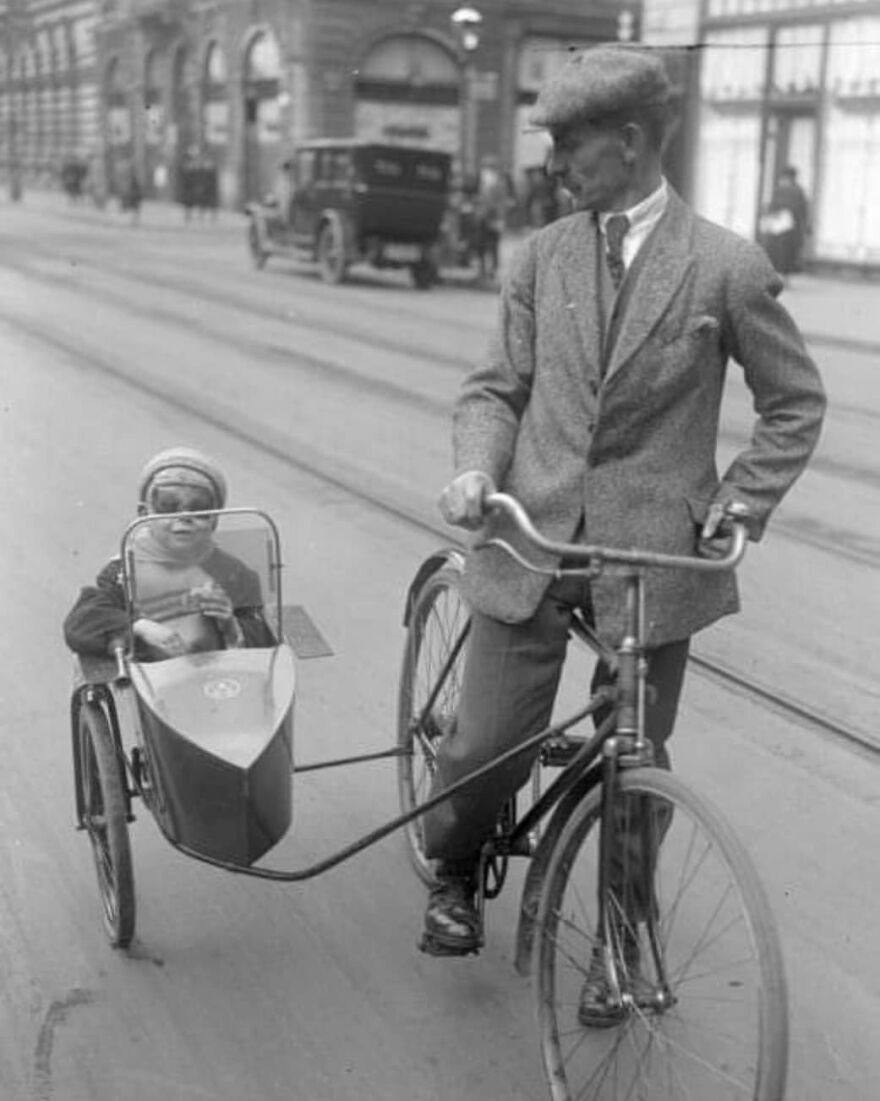 Bicycle And Watsonian Child's Sidecar , Berlin , Germany , November 1931 ..
facebook " Group "
vintage / History Of Everything & Weird Facts
................................... .................................
#bicycle #oldbicycle #1931 #watson #30s #sidecar #sidecars #watsonia #watsonian #carside #childchair
#berlin #berlingermany #sidebike #1930s #antiquebike #antiquebicycles #antiques #antique #antiquebicycle #antik #childside #bikeside
................................
.
.
.