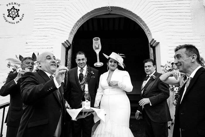 Guests celebrating a wedding toast, featuring one of the most incredible wedding photos of 2024 by Premios FdB.