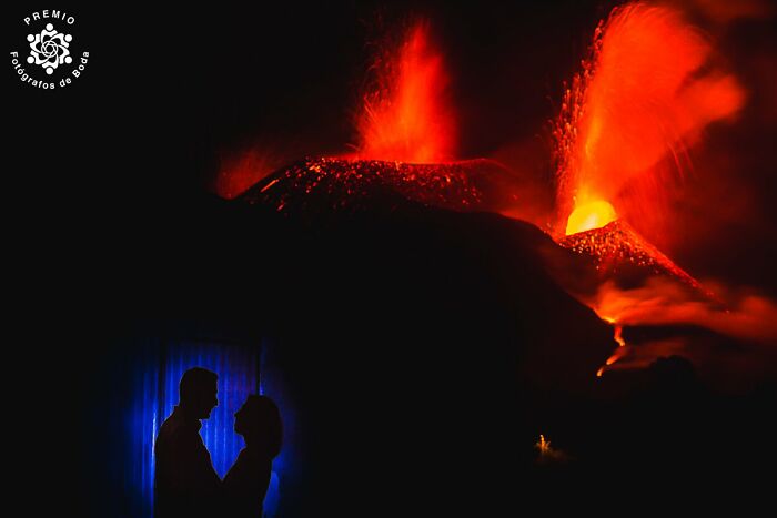 Silhouette of a couple with erupting volcano, one of the most incredible wedding photos of 2024 by Premios FdB.