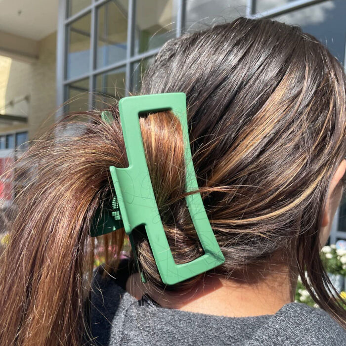 Lock Down Your St. Paddy's Look: Big Green Claw Clip For A Festive, Flawless Hairstyle!