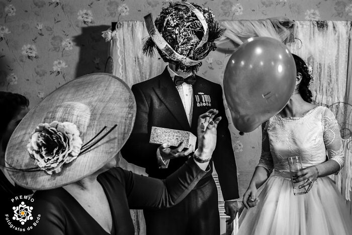 Black and white wedding photo with unique fashion, selected by Premios FdB 2024.