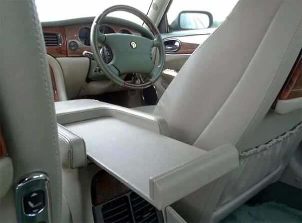 b2f7a716daea-queen-car-daimler-interior-a_proc-65e700fbab2ee.jpg