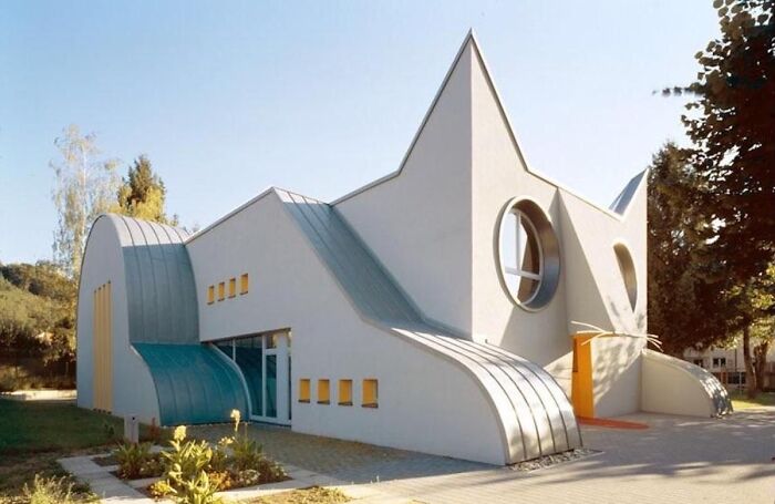 Cat Shaped Kindergarten, Germany [1200x780]