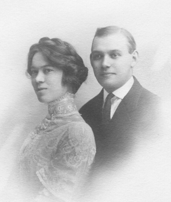 Retrato de boda, Minnesota, 1911. Obsérvese el delicado encaje de la blusa de cuello alto de la novia.