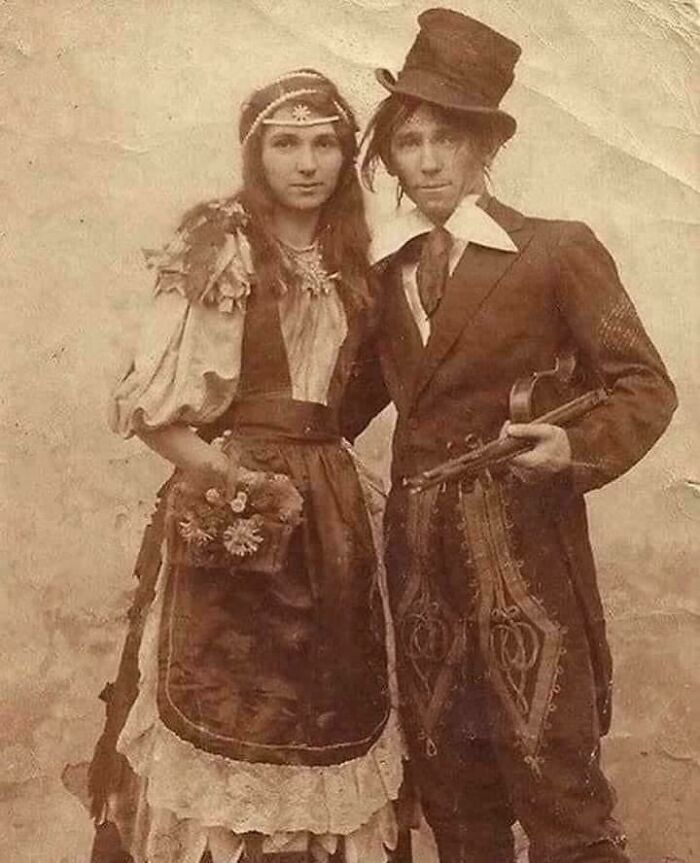 Pareja de viajeros victorianos, década de 1890