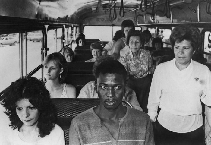 Un joven negro, en un acto de resistencia a las políticas sudafricanas de apartheid, viaja en un autobús restringido sólo a blancos, en Durban, Sudáfrica, años 80