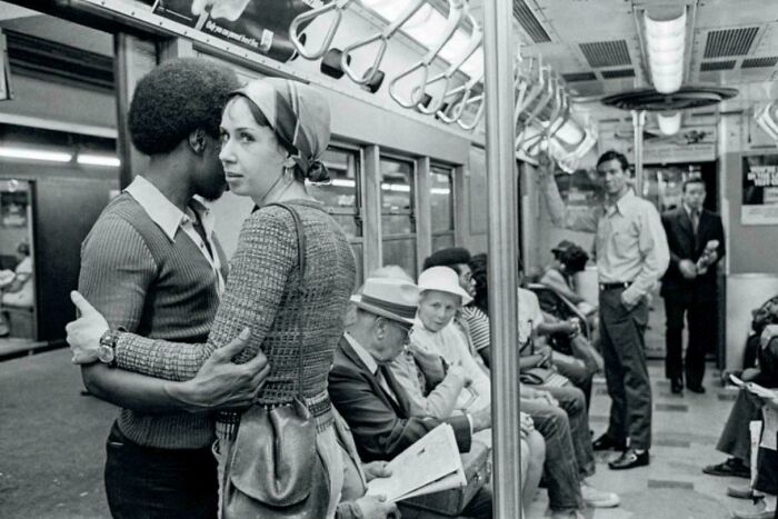 Un hombre negro y una mujer blanca abrazados en el metro de Nueva York: una imagen polémica para su época. Finales de los años 60. (Imagen - Ernest Cole)