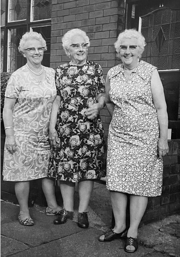 Tres hermanas alegres en Failsworth, Gran Manchester, años 70