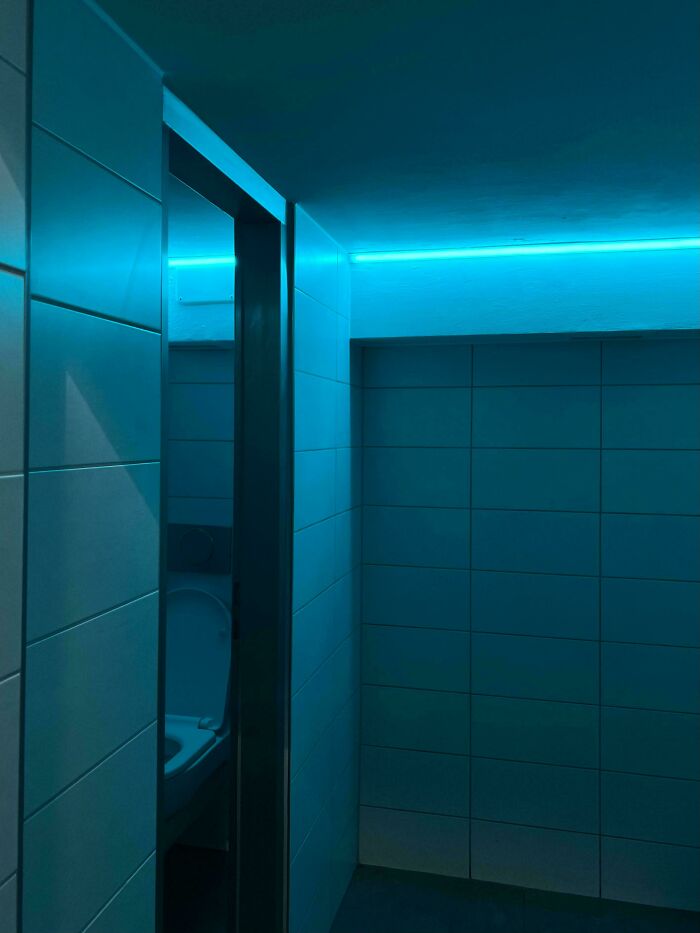 Baño público con luz azul para que los yonkis no vayan a pincharse