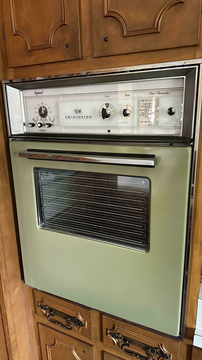 My Grandma’s Still-Functional General Motors Oven From The 1960s