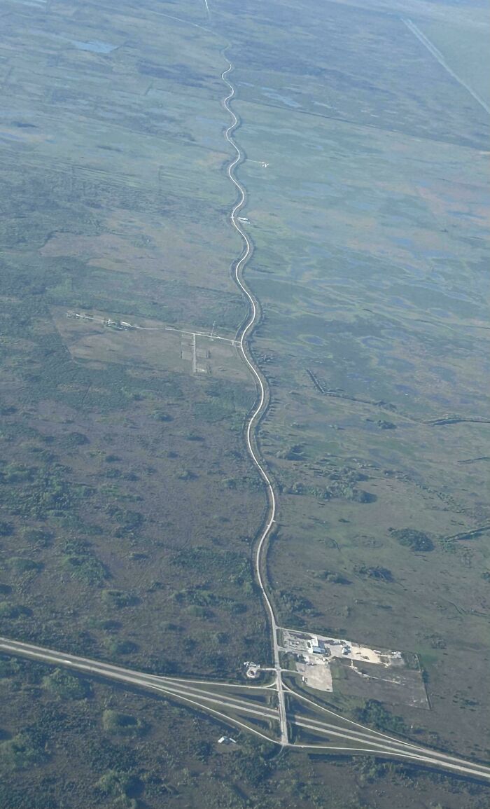 Esta carretera ondulada en Florida, vista desde el avión