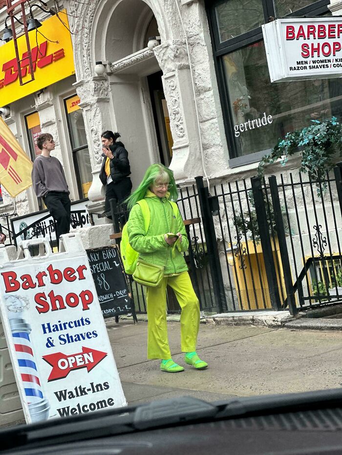 Esta señora de verde