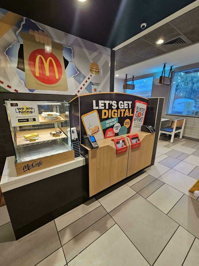 This Mcdonalds Has Replaced All The Cashiers With Computers