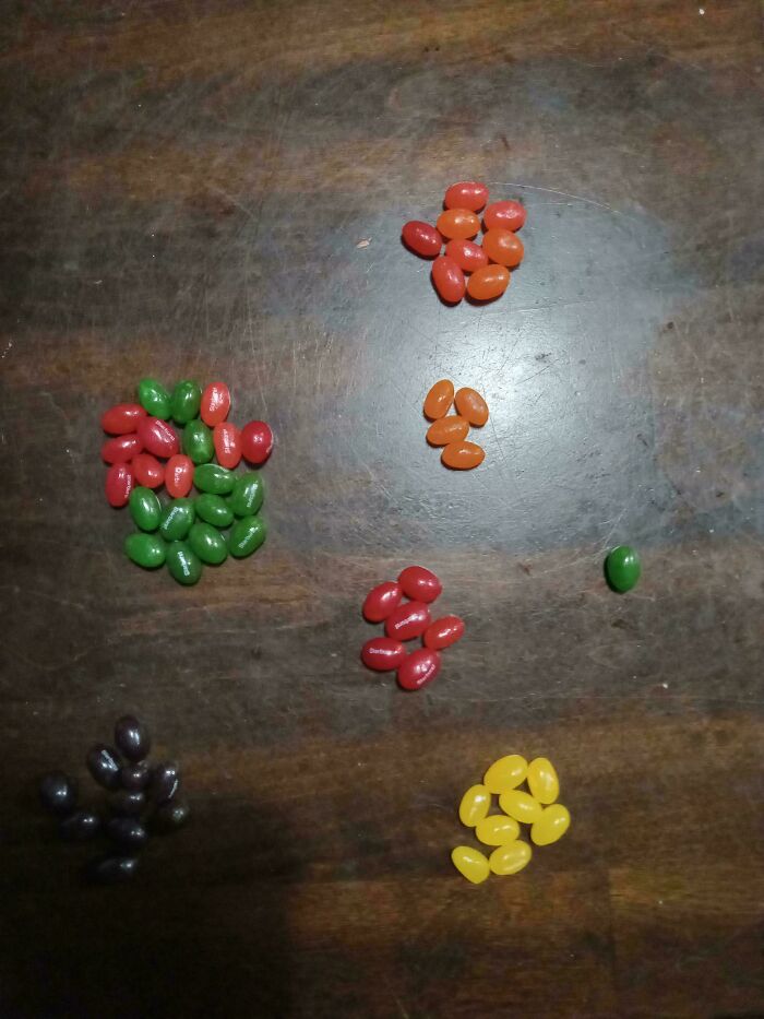 Le pedí a mi compañero daltónico que separara estos dulces por colores