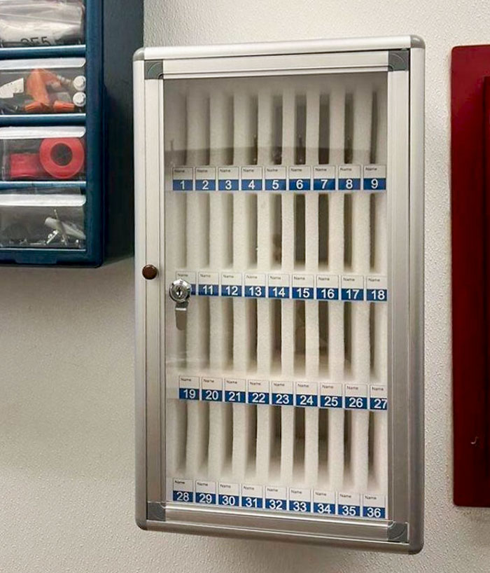 My Part-Time Job Has This Cellphone Locker