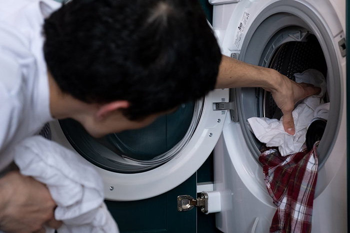 “House Husband” Feels Emasculated, Demands Wife Apologize Or He Won’t Do Any Housework