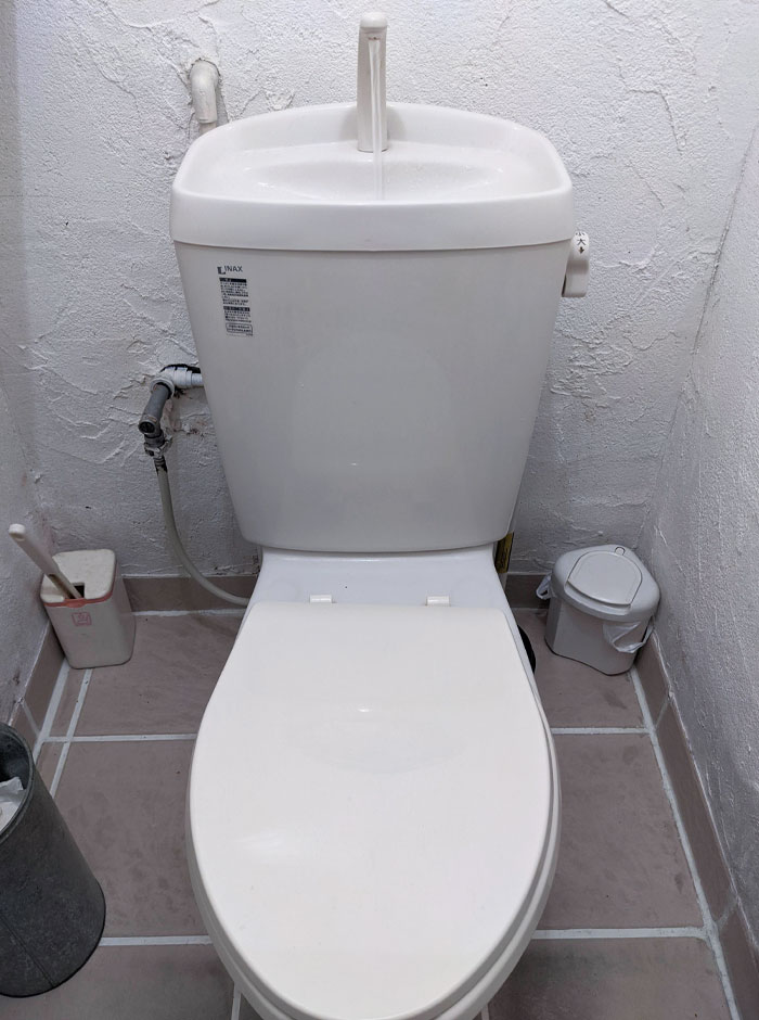 This Toilet's Cistern Fills Using A Tap And Sink, So You Can Wash Your Hands With No Waste