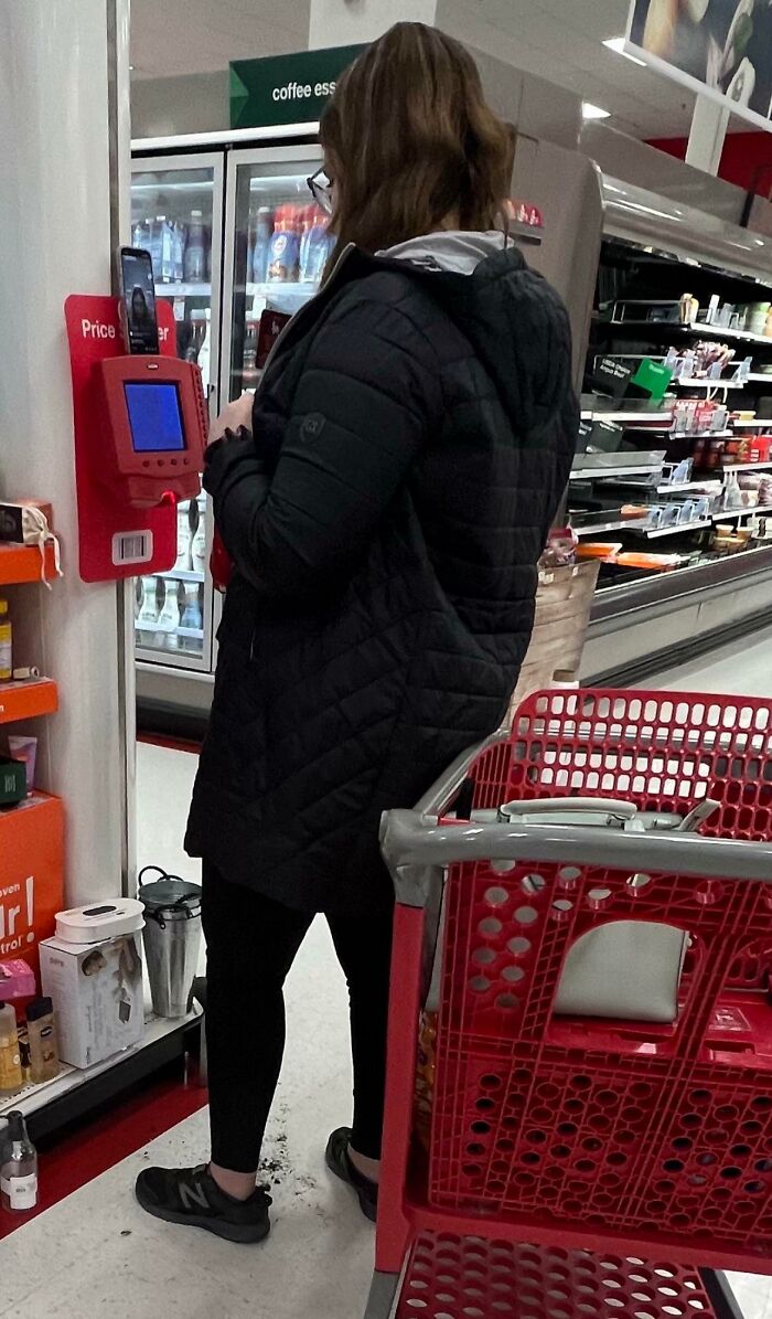 Live Streaming In A Busy Af Target Ignoring Everyone Who Needed The Scanner