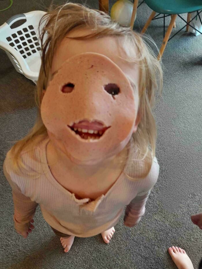 Mi hija se ha hecho una máscara con fiambre y no me gusta